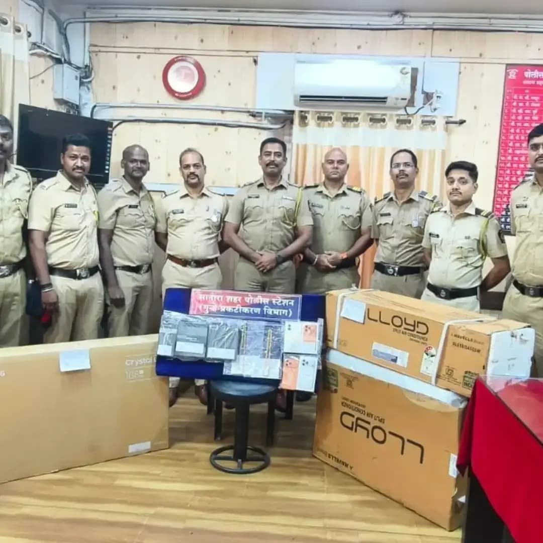 पोलीस अधिक्षक कार्यालय, सातारा सातारा शहर पोलीस ठाणे
सातारा शहरामधील एका व्यावसायीकास बनावट बैंक एनईएफटी स्क्रिनशॉट दाखुवन फसवणुक केलेल्या आरोपीस अटक...
आरोपीकडून १२ गुन्हे उघड, एकुण रक्कम रुपये २३,४५,२९०/- किंमतीचे सोने, महागडे मोबाईल फोन, टिव्ही, एसी असा मुददेमाल जप्त