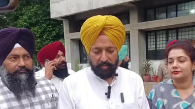ਫਤਿਹਗੜ੍ਹ ਸਾਹਿਬ: ਵੈਨ ਨੂੰ ਡੀਸੀ ਦਫਤਰ ਫਤਿਹਗੜ੍ਹ ਸਾਹਿਬ ਤੋਂ ਵਿਧਾਇਕ ਐਡਵੋਕੇਟ ਲਖਵੀਰ ਸਿੰਘ ਰਾਏ ਤੇ DC ਡਾ.ਸੋਨਾ ਥਿੰਦ ਨੇ ਹਰੀ ਝੰਡੀ ਦਿਖਾ ਕੇ ਰਵਾਨਾ ਕੀਤਾ