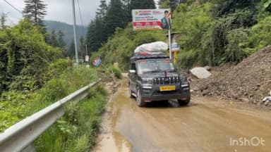 लोहाघाट-चम्पावत के बीच सड़क में सफ़र करना बना चुनौती ।सावधान रहें सतर्कता के साथ वाहन चलायें ।