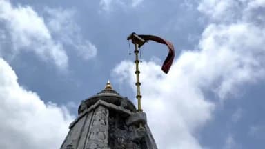 महिदपुर: महिदपुर जैन दादावाड़ी मंदिर के गुमज पर गिरी बिजली,हुआ अद्भुत चमत्कार।