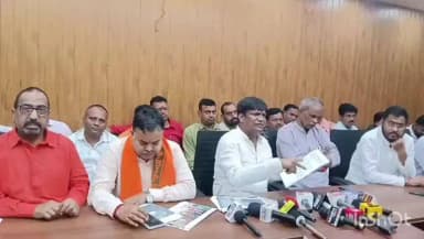धनबाद/केंदुआडीह: परिसदन में सांसद ढुल्लू महतो ने प्रेस कॉन्फ्रेंस कर निरसा विधायक अरूप चटर्जी पर किया तीखा हमला