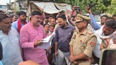 सदर: सपा नेता पवन पांडे ने सांसद निशिकांत दूबे व परमहंस समेत कई लोगों पर मुकदमे की मांग की