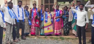 మహబూబాబాద్: బేతోల్ గ్రామంలో ప్రమాదకరంగా మారిన 11 కెవి విద్యుత్ లైన్ మార్చాలని విద్యుత్ ఎస్ ఈ కార్యాలయం ముందు కెవిపిఎస్ ధర్నా