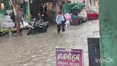 स्याना: नगर के मेन बाजार के मार्ग पर बारिश का पानी भरा, लोगों को आवागमन में हुई भारी परेशानी