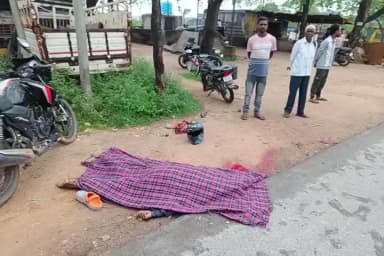 सिमडेगा: सिमडेगा खैरनटोली पेट्रोल पंप के पास वाहन की चपेट में आने से एक युवक की मौत लोगों ने किया रोड जाम