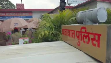 गोरखपुर: गोरखपुर में ट्रैफिक हुआ हाईटेक, ड्यूटी पर तैनात जवानों को मिले ऑटोमैटिक छाते