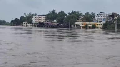 करवीर: कोल्हापूर जिल्ह्यातील ५४ बंधारे पाण्याखाली गेल्याने १८ मार्गांवरील थेट वाहतूक बंद
