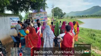 गारू: प्रखंड कार्यालय परिसर गारू में मंगलवार की दोपहर 12:30 बजे बिरसा कृषि रथ को हरी झंडी दिखाकर रवाना किया गया।