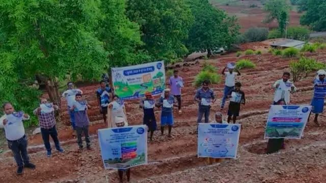 रोजगार के साथ जल संरक्षण…
आकांक्षी विकासखंड शंकरगढ़ के ग्राम सरीमा से शुरू हुई VB G-ram-G की यह पहल केवल रोजगार नहीं, बल्कि जल संरक्षण और सतत विकास का मजबूत संकल्प है।
कलेक्टर श्रीमती चंदन संजय त्रिपाठी के मार्गदर्शन में प्रारंभ हुई यह पहल वर्षा जल संरक्षण, भूजल पुनर्भरण और ग्रामीण आजीविका को सशक्त बनाने की दिशा में महत्वपूर्ण कदम है। आज का श्रम, आने वाले वर्षों की जल सुरक्षा की मजबूत नींव बनेगा।
#vbgramg #balrampur #shankargarh #waterconservation #ruraldevelopment