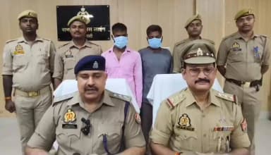 #BastiPolice थाना छावनी पुलिस टीम द्वारा महिलाओं से झपट्टामारी कर सोने के आभूषण छीनने वाले शातिर अभियुक्तों को गिरफ्तार कर सोने का आभूषण बरामद किया गया तथा की जा रही अग्रिम आवश्यक कार्यवाही के संबंध में क्षेत्राधिकारी सदर द्वारा दी गयी बाइट- @Uppolice @AdgGkr @digbasti https://t.co/pWDjKpUnRY