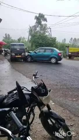 बेहट: बहलोलपुर चौकी के पास कार और स्कूली वेन की टक्कर में महिला सहित दो लोग घायल