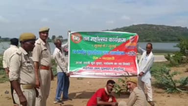 चरखारी: चरखारी में वन महोत्सव के दौरान ब्लाक प्रमुख ने किया पौधरोपण, छात्र-छात्राएं हुए पुरस्कृत