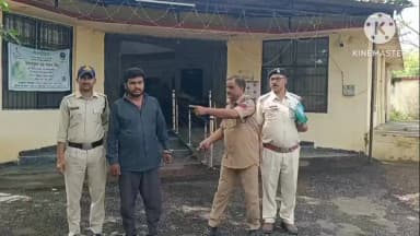 उचेहरा: उचेहरा पुलिस की कार्रवाई: 12 हजार रुपये के गांजे के साथ आरोपी गिरफ्तार, स्कूटी भी जब्त