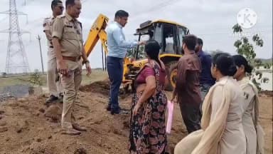 पामगढ़: मेंऊ गांव में सरकारी जमीन पर बन रहे गोदाम पर प्रशासन ने चलाया बुलडोजर