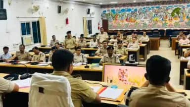 डुमरा: सीतामढ़ी में मासिक क्राइम मीटिंग अपराध नियंत्रण, साइबर सुरक्षा और प्रभावी पुलिसिंग पर एसपी के सख्त निर्देश