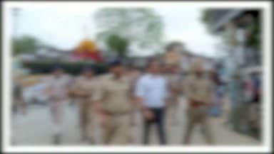 दतिया विधानसभा उपनिर्वाचन के दृष्टिगत स्वतंत्र, निष्पक्ष, शांतिपूर्ण एवं भयमुक्त निर्वाचन सुनिश्चित करने हेतु आज कलेक्टर श्री स्वप्निल वानखड़े एवं पुलिस अधीक्षक श्री मयूर खंडेलवाल द्वारा मां पीतांबरा चौराहा से शहर के प्रमुख मार्गों पर फ्लैग मार्च निकाला गया।
Election Commission of India
Chief Electoral Officer Madhya Pradesh
#दतिया #datia #MadhyaPradesh #ByElection