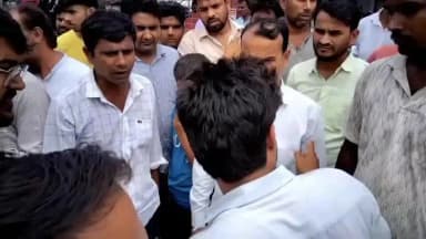 डुमरियागंज: बयारा गांव में चकरोड पैमाइश को लेकर नायब तहसीलदार के नेतृत्व में राजस्व टीम से ग्रामीणों ने किया सवाल-जवाब