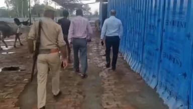जालौन: लौना गांव की गौशाला का एसडीएम ने किया निरीक्षण, बारिश में गोवंश को न हो परेशानी