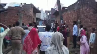 मुज़फ्फरनगर: छपार में पुलिस के सामने खूनी संग्राम, लाठी-डंडों और पत्थरों से भिड़े दो पक्ष, दर्जनभर घायल, VIDEO वायरल