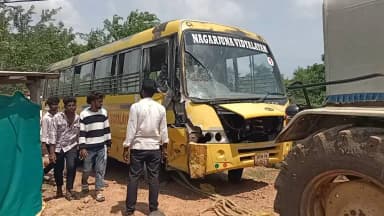 మహబూబాబాద్: నల్లెల్ల సమీపంలో రోడ్డు ప్రమాదం లారీని ఢీకొన స్కూల్ బస్సు విద్యార్థులకు స్వల్ప గాయాలు