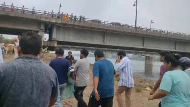 मथुरा: यमुना में कूदी महिला की जान बचाई, स्थानीय गोताखोर और चरवाह ने दिखाई बहादुरी, अस्पताल में कराया भर्ती