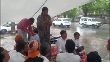 बस्सी: पूर्व मंत्री डॉक्टर कन्हैया लाल मीणा के नेतृत्व में वीर तेजा गौशाला समिति ने गौ माता के गोचर भूमि आवंटन को लेकर धरना दिया