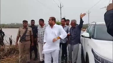 પોરબંદર શહેર: ધારાસભ્ય કાંધલભાઈ જાડેજાએ ઘેડ વિસ્તારના પૂરગ્રસ્ત વિસ્તારોની લીધી મુલાકાત
