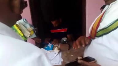 ग्राम पंचायत चंदोखर me अनाज की सरकारी दुकान पर अनाज कम दिया जा रहा है इसका विरोद किया तो की उन्होंने मारपीट की
