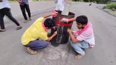 భూపాలపల్లి: రోడ్డుపై క్రికెట్ ఆడి వినూత్న నిరసన తెలిపిన బీఆర్ఎస్ శ్రేణులు