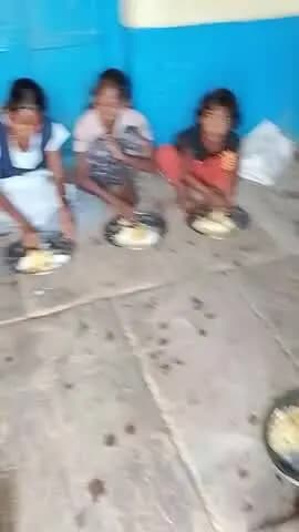 शासकीय पूर्व माध्यमिक विद्यालय चोखरारी कार्रवाई करें हेडमास्टर रसोई वाली मिलकर सब खा लेती हैं