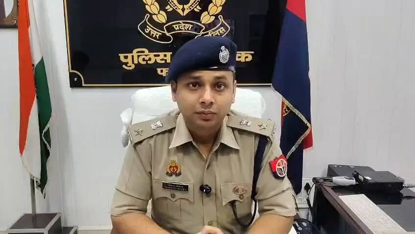 दिनांक 08.07.2026 को थाना चांदपुर पुलिस द्वारा एक अपराधी के साथ मुठभेड़ की गई है, जिसमें उस अपराधी के बाएं पैर में गोली लगी है। अपराधी का नाम धर्मेंद्र है और इस पे करीब 13 मुकदमे पहले से ही पंजीकृत हैं। अभी अपने साथी के साथ, जिसका नाम गोलू है, दोनों ही जो बुजुर्ग व्यक्ति रास्ते में चलते थे, उनको अपनी बाइक पर बिठाते थे और उनका ध्यान भटका कर उनकी जेब काट कर पैसे निकाल लिया करते थे। तो इस मोडस ऑपरेंडी से दो इन्होंने घटना कारित करी थीं—एक थाना चांदपुर में और एक थाना कल्याणपुर में, और दोनों में ही मुकदमों में ये दोनों अभियुक्त वांछित चल रहे थे। जो दूसरा इसका साथी है, वो अंधेरे का फायदा उठा के कल मौके से भाग गया है। उसको भी पकड़ने के लिए टीमें लगी हुई हैं और बहुत जल्द उसमें भी कामयाबी मिल जाएगी, के संबंध में #Spfhr की बाइट।
@Uppolice
@ADGZonPrayagraj
@igrangealld