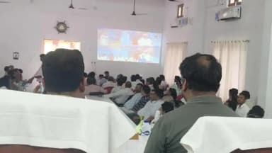 नजीबाबाद: नजीबाबाद में मुख्यमंत्री ने कैशलेस चिकित्सा कार्ड वितरण कार्यक्रम का सीधा प्रसारण देखा, शिक्षकों को मिले कार्ड
