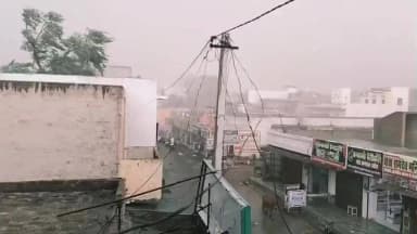 लूनकरनसर: अर्जनसर में तेज आंधी से उड़े टीन शेड और छप्पर, दुकान की छत भी उड़ी