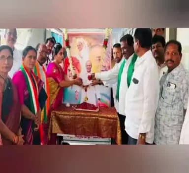 జనగాం: జనగామ డిసిసి కార్యాలయంలో వైయస్సార్ జయంతి వేడుకలు పాల్గొన్న జిల్లా పార్టీ అధ్యక్షురాలు దన్వంతి లకావత్