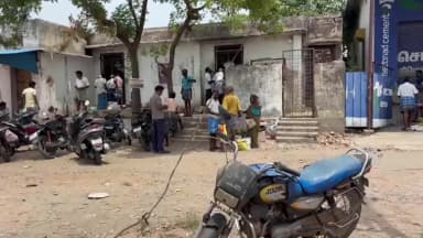 விழுப்புரம்: ஜானகிபுரம் கிராமத்தில் மது கடை முன்பாக மது போதையில் ஒருவரை மது பாட்டிலால் உடைத்து புத்தியதால் பரபரப்பு