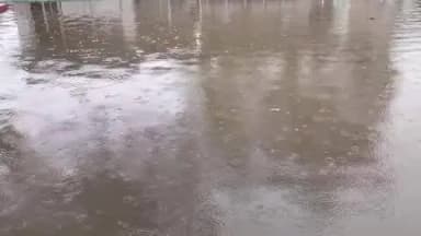 हाथरस: हाथरस शहर में 12 घंटे से लगातार हो रही रिमझिम बारिश से कोतवाली परिसर में पानी भर गया, पुलिस कर्मियों का आवागमन प्रभावित