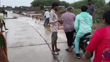 તળાજા: ગઢુલા ગામે તળાવ તૂટતાં ગામમાં ઘૂસ્યા વરસાદી પાણી, ઘરોમાં પાણી ભરાતા ગ્રામજનોમાં ભારે રોષ