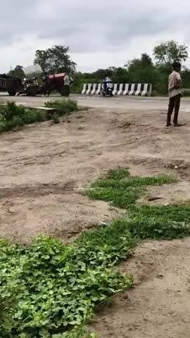 धई में अजयगढ़ के टैक्टर का टूटा एक्सल पिछोर रोड डबरा