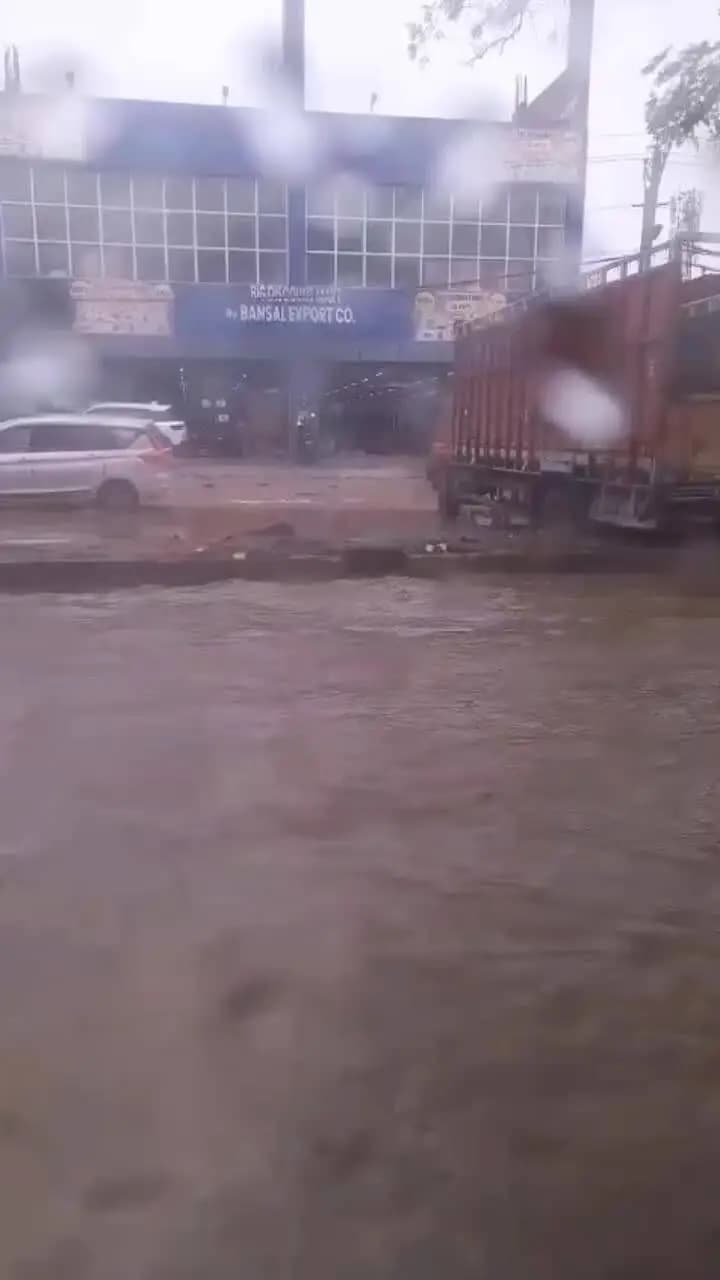 दिल्ली में आज भारी बारिश के चलते सड़कों का बूरा हाल व जनजीवन अस्त-व्यस्त। BC