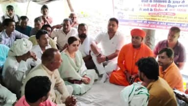कैराना: कैराना के जगनपुर गांव में विद्युत लाइन का रूट बदलने की मांग पर अड़े ग्रामीण, भाजपा नेत्री मृगांका सिंह पहुंची