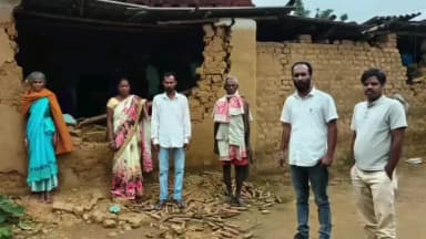 कुडू: जंगली हाथियों ने ढहाया घर, पीड़ित परिवार से मिले सांसद प्रतिनिधि लाल विकास नाथ शाहदेव,दो बच्चों की ग्रामीणों ने बचाई जान