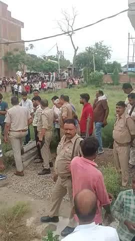 मछरेहटा थाना क्षेत्र कस्बे में एयरटेल टावर पर चढ़ा अज्ञात व्यक्ति