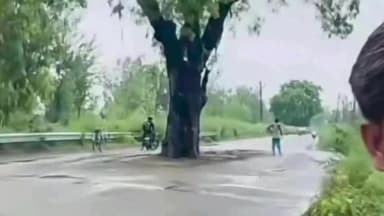 स्वार: खोद के पास चाकू चौराहे मार्ग पर बनी नीम वाली मजार को प्रशासन ने हटवाया