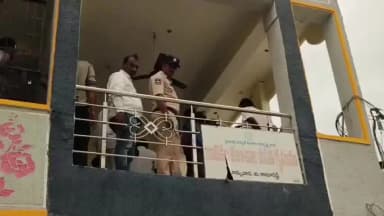 బాన్సువాడ: బాన్సువాడ ఎస్సీ హాస్టల్లో విద్యార్థిని ఉరివేసుకుని ఆత్మహత్య