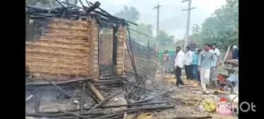 ఇల్లందు: అశ్వారావుపేట మండల పరిధిలోని అచ్యుతాపురం గ్రామంలో విద్యుత్ షార్ట్ సర్క్యూర్ తో ఇంట్లో చెలరేగిన మంటలు