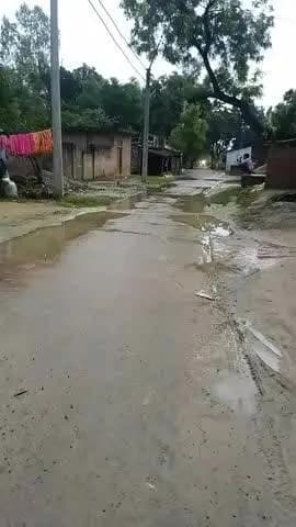 hamare gaon ki sadak hai jo ki nali nahin bani hai asthaniya log ko bahut taklif hoti aane jaane me@cmofficeup @