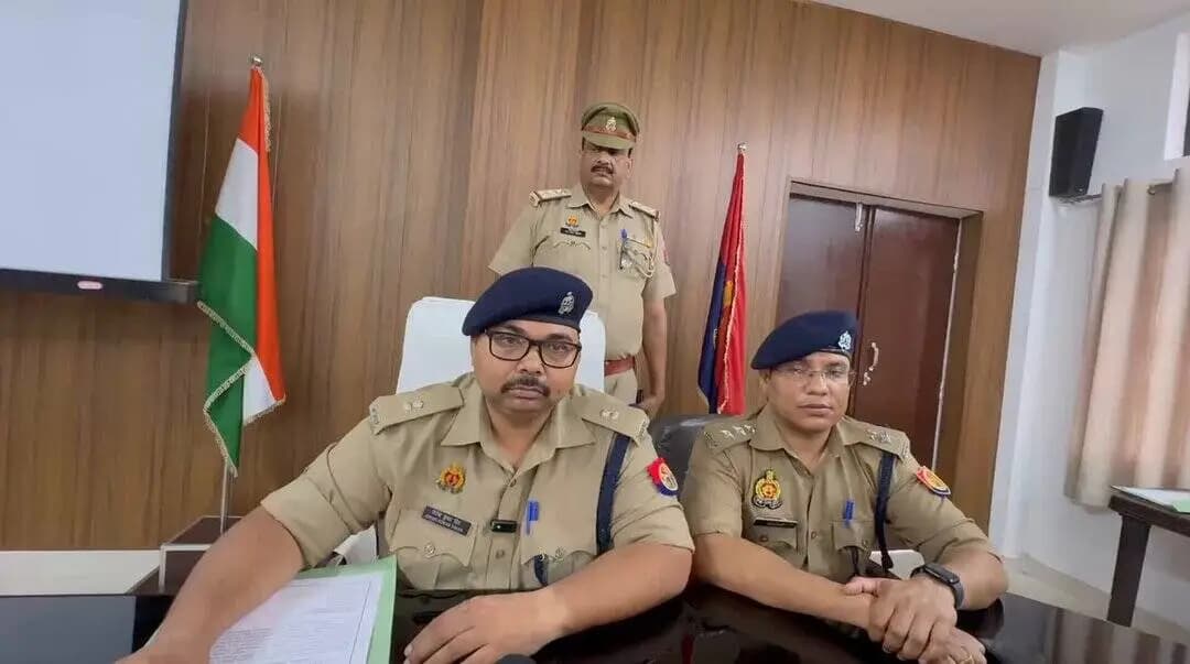 जनपद फतेहगढ़ के कोतवाली मोहम्मदाबाद क्षेत्रान्तर्गत दिनांक 06.07.2026 को दो पक्षों के मध्य हुये जमीनी कब्जे व वर्चस्व के विवाद के संबंध में पंजीकृत अभियोग में नामजद व वांछित अभियुक्तों की गिरफ्तारी के संबंध में अपर पुलिस अधीक्षक फतेहगढ़ द्वारा दी गई बाइट। #Fatehgarhpolice https://t.co/gGLTTgscJ6