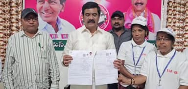 బాల్కొండ: ఈ నెల 23 లోగా ప్రతి ఒక్క ఓటరు తమ వివరాలతో కూడిన ఎన్యూమరేషన్ ఫామ్ లను తప్పనిసరి సమర్పించాలి: వేల్పూర్ లో MLA వేముల