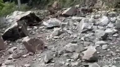 बेतालघाट: पहाड़ों में मानसून का कहर: थुवा की पहाड़ी से गिरा मलबा, बाइक दबी, दो लोग हुए घायल