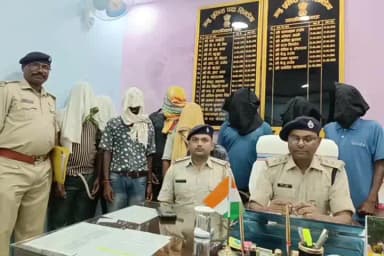 पाकरटांड: पाकरटांड़ थाना के पुलिस ने लंबे समय से फरार चल रहे हैं 8 वारंटी को गिरफ्तार करते हुए भेजा जेल